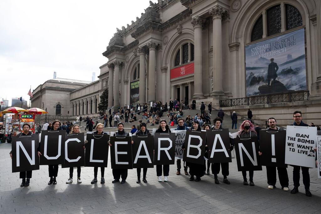 (أرشيف) احتجاج ضد الأسلحة النووية في مدينة نيويورك في آذار/مارس 2025.